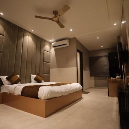 Hotel Maya Crystal Juhi Bari Dış mekan fotoğraf