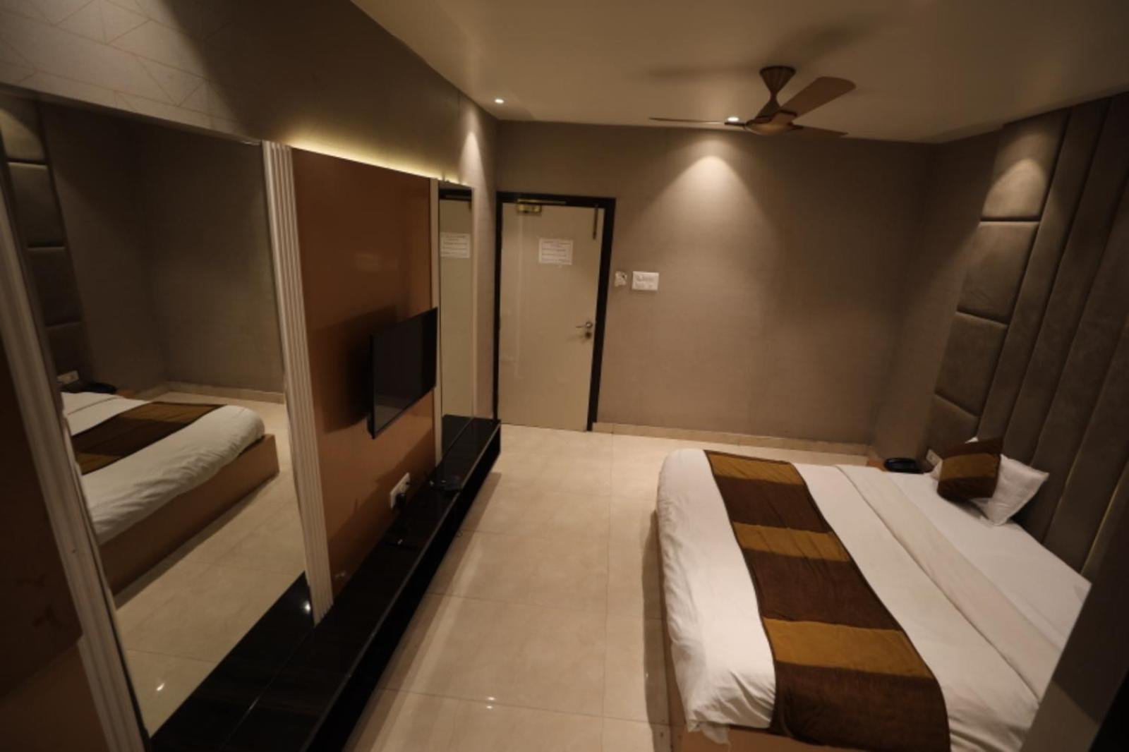 Hotel Maya Crystal Juhi Bari Dış mekan fotoğraf